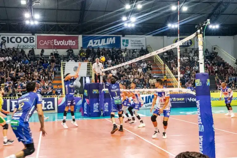 Uma campanha de semifinal sem margem para o adversário Vôlei Renata varre o Prai