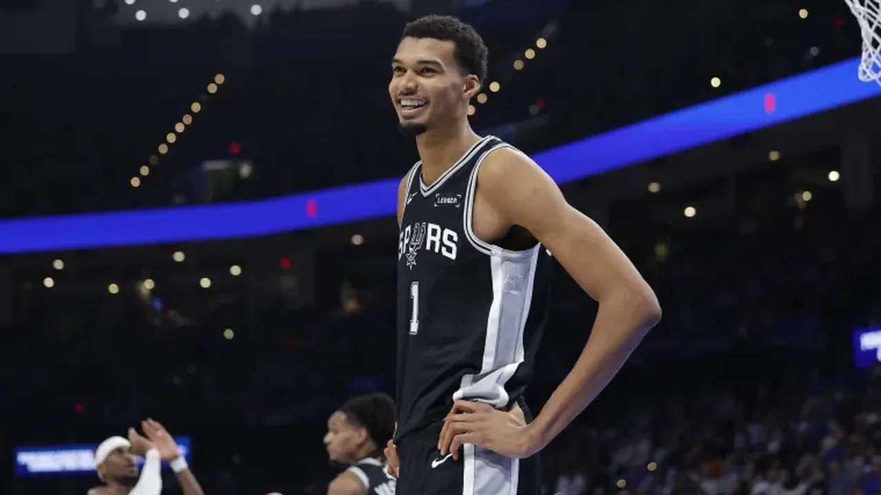 Cooper Flagg, do Dallas Mavericks, celebra cesta durante partida da temporada NBA 2025-26