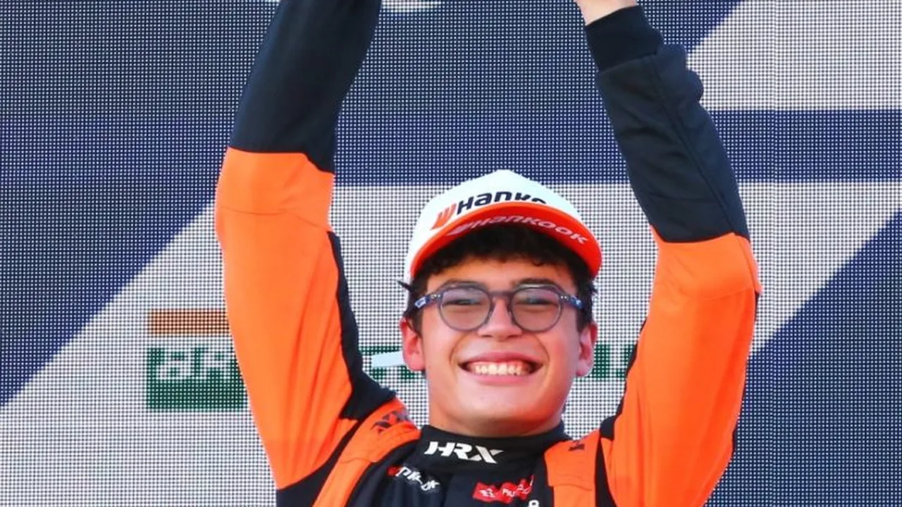 Piloto Bernardo Gentil comemorando vitória na F4 Brasil no Autódromo de Interlagos em São Paulo