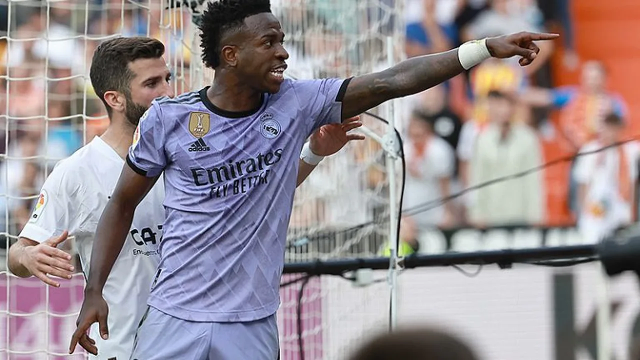 Vinicius Jr com expressão de indignação em campo durante partida da Champions League
