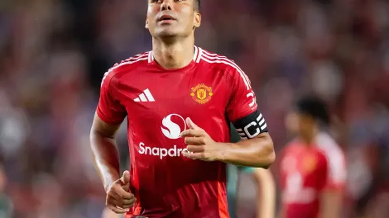 Casemiro comemorando gol em Old Trafford com a torcida do Manchester United ao fundo