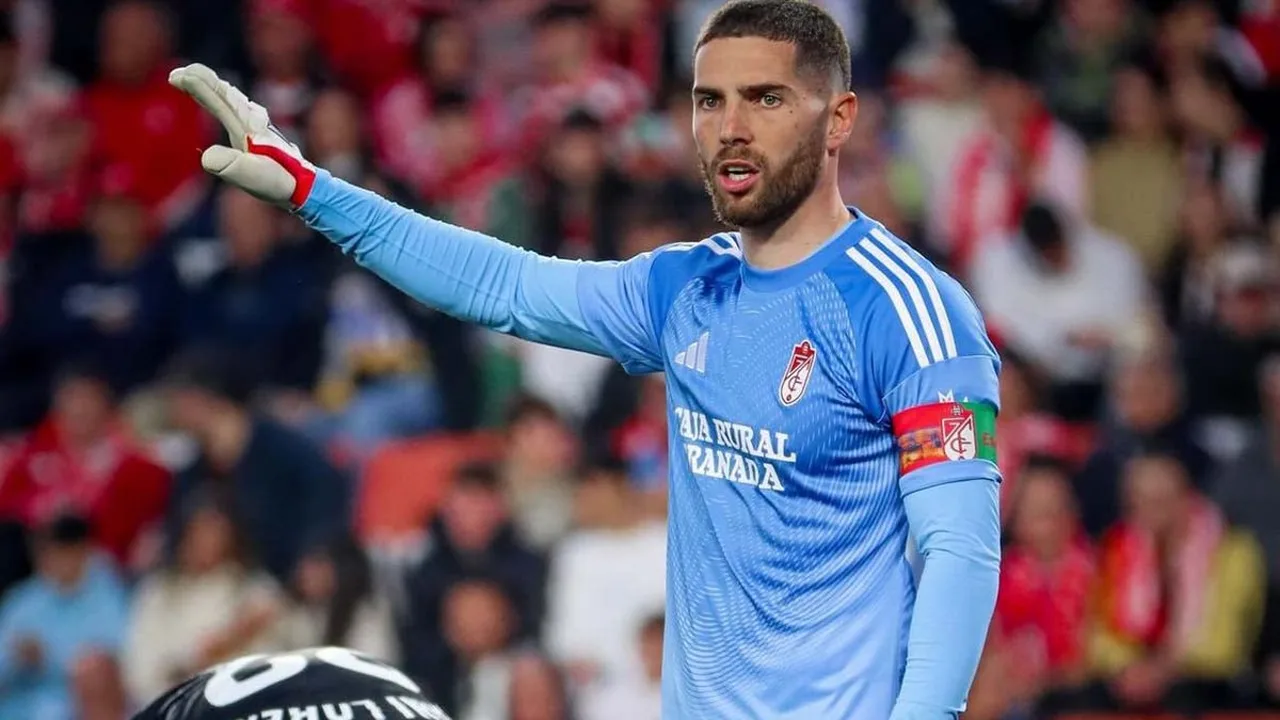 Goleiro Luca Zidane com uniforme da seleção argelina durante partida internacional