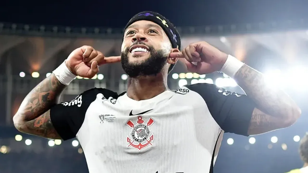 Memphis Depay com a camisa do Corinthians no estádio Neo Química Arena durante partida do Brasileirão