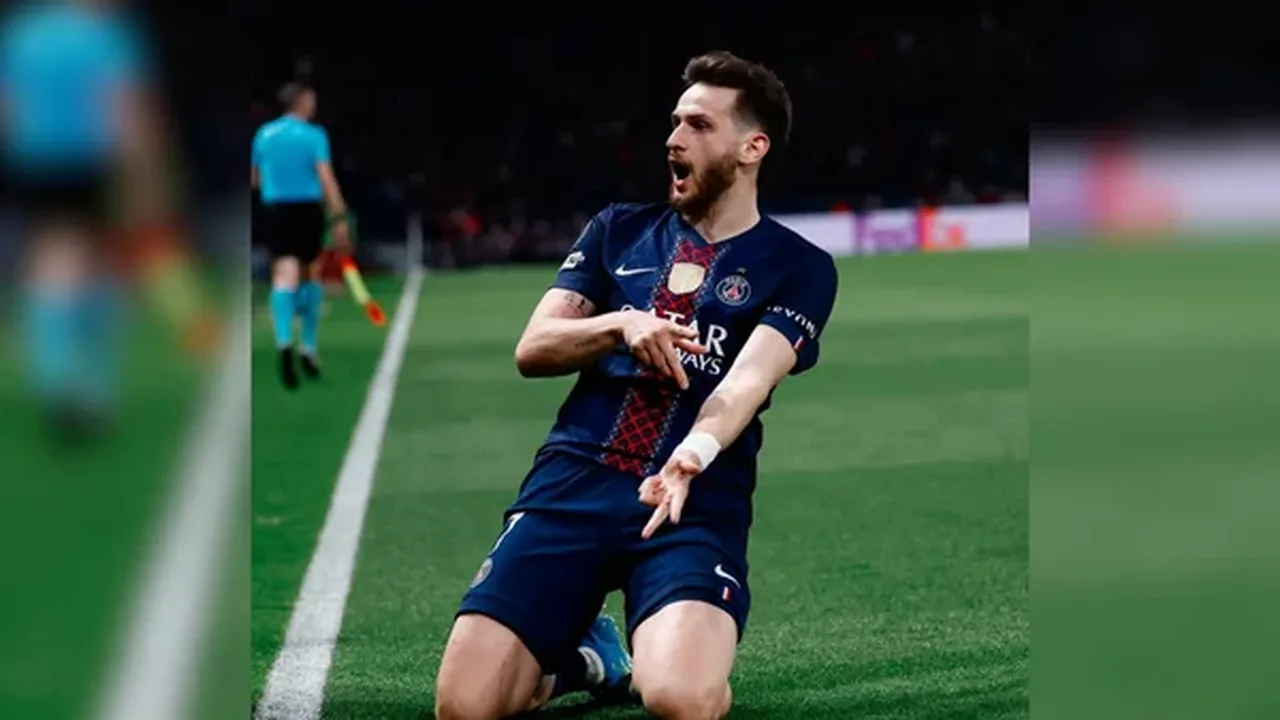 Kvaratskhelia com a camisa do PSG e Musiala com a camisa do Bayern frente a frente na semifinal da Champions
