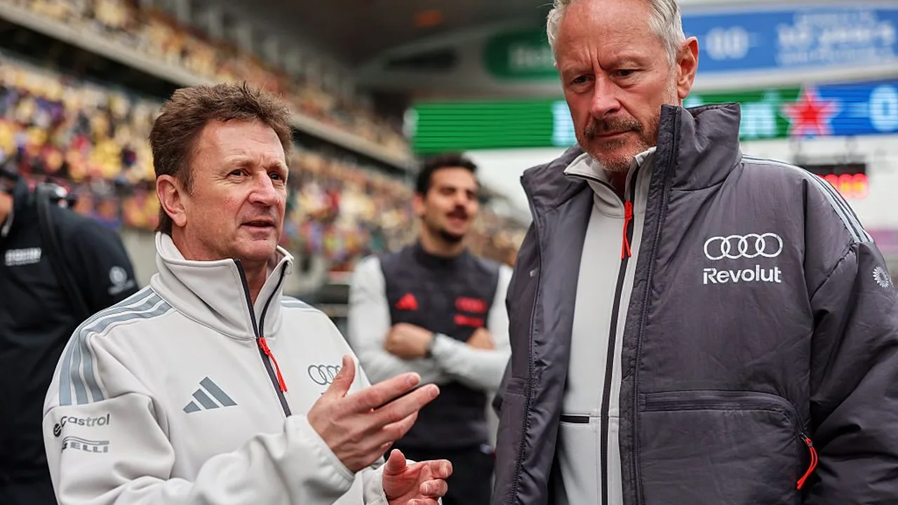 Gabriel Bortoleto no cockpit do carro da Audi F1, com Allan McNish ao lado no paddock