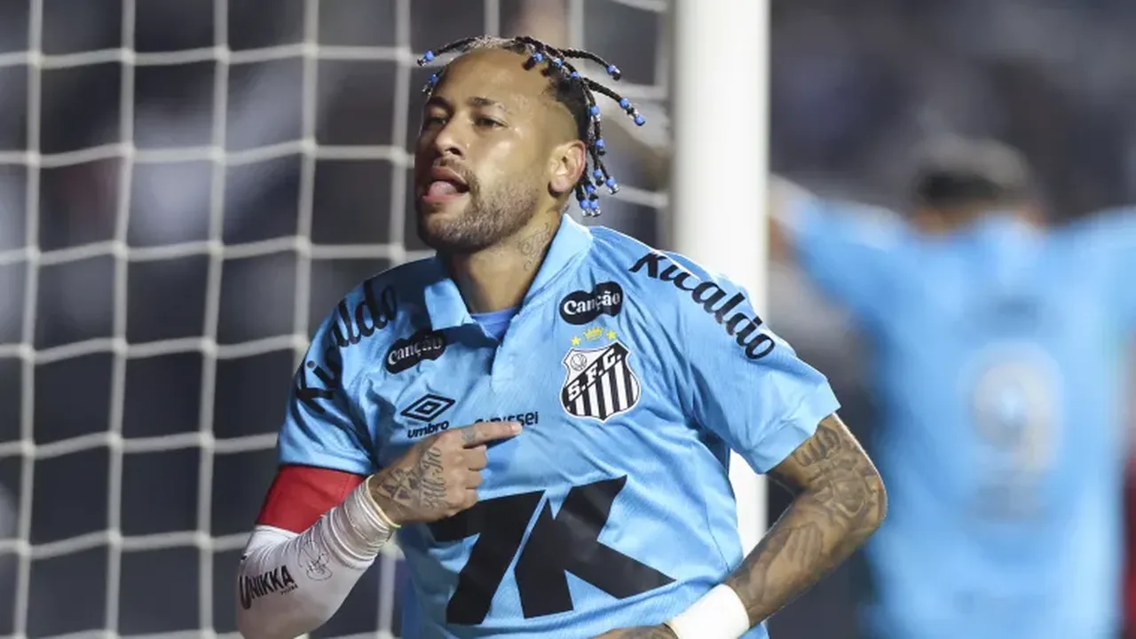 Neymar com a camisa do Santos no Estádio Nuevo Gasómetro em Buenos Aires, Argentina