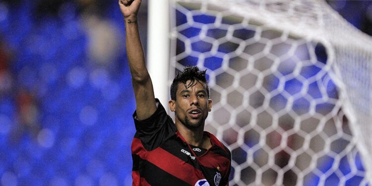 Do caderno à planilha, um arquivo que virou legado Pai que anota cada gol de Ped