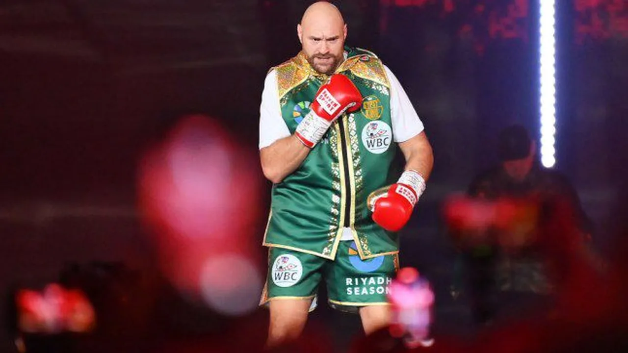 Tyson Fury e Anthony Joshua frente a frente em cerimônia de pesagem, luvas erguidas, arena lotada ao fundo