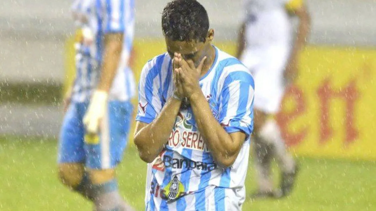 Goleiro do Vasco da Gama recolhendo bola do fundo da rede em partida do Brasileirão em São Januário