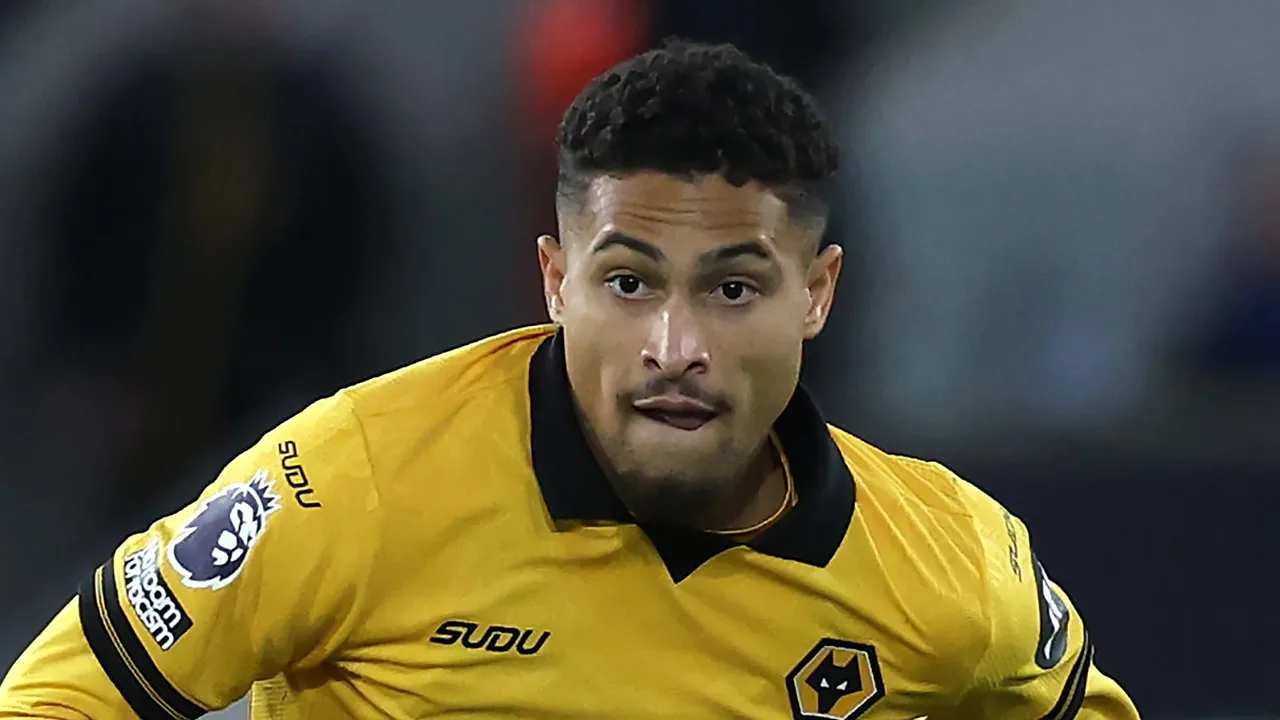 João Gomes com a camisa do Wolverhampton em campo durante partida da Premier League