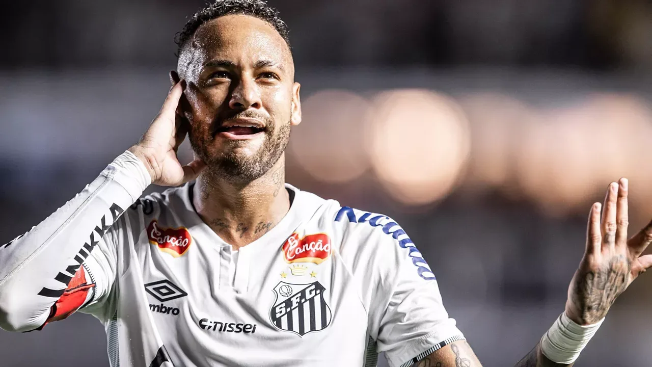 Neymar e Gabigol juntos no campo pelo Santos durante partida da Copa Sul-Americana