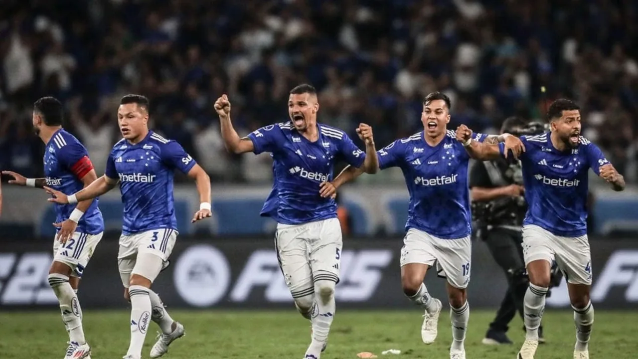 Estádio Mineirão lotado à noite com jogadores do Cruzeiro em campo pela Copa Libertadores