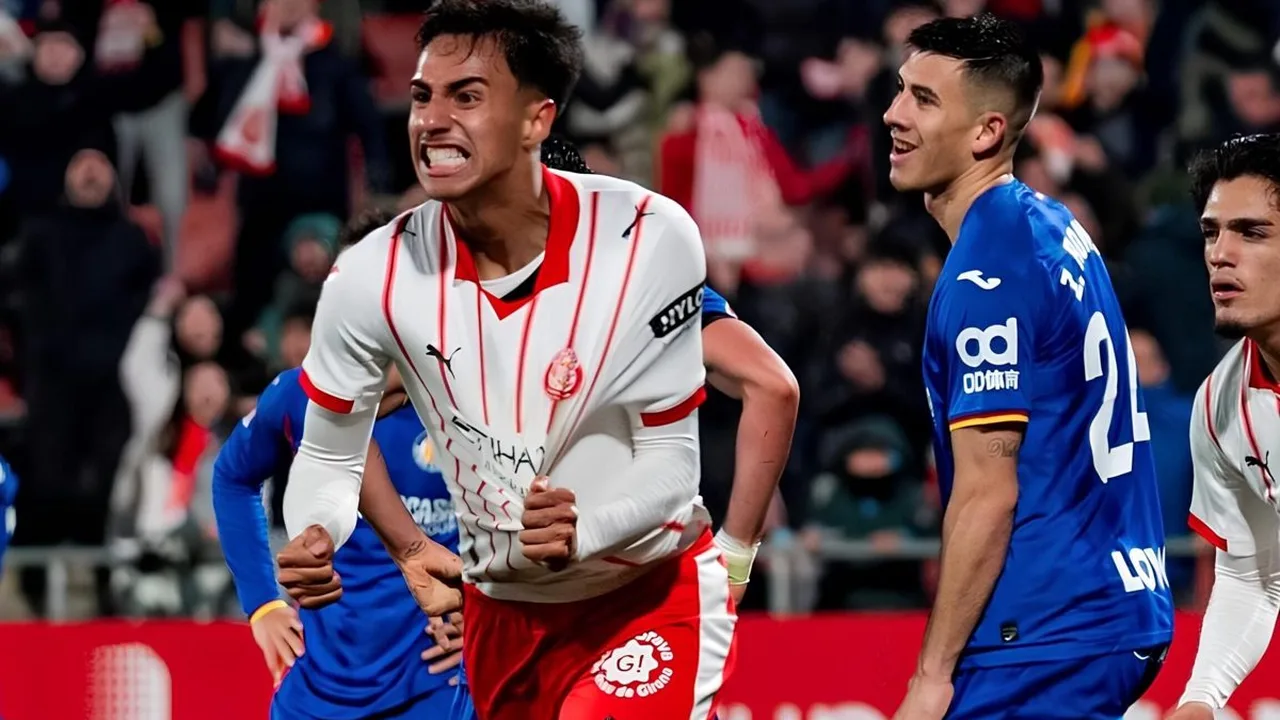 Vitor Reis em ação pelo Girona na La Liga, disputando bola aérea como zagueiro titular