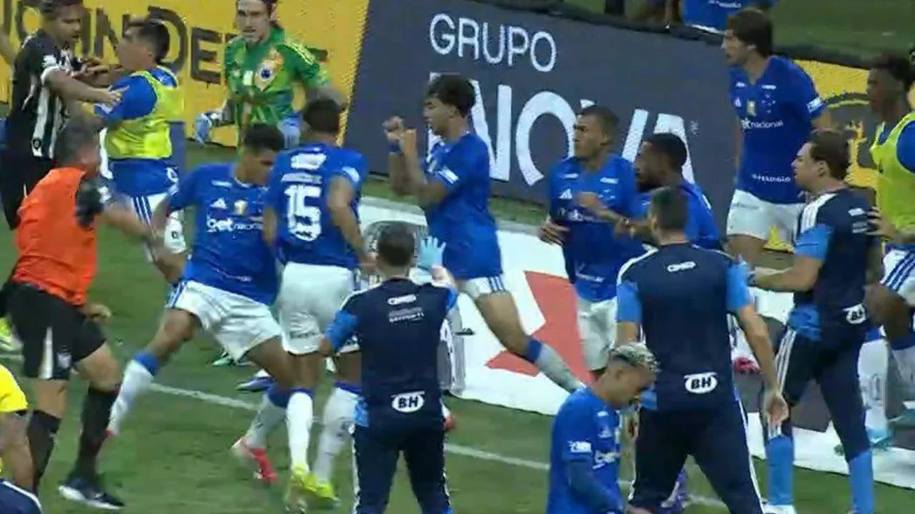 Mineirão iluminado à noite durante partida do Cruzeiro pela Copa Libertadores contra o Boca Juniors