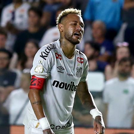 O contexto do episódio em Buenos Aires Neymar abraça garoto argentino em campo