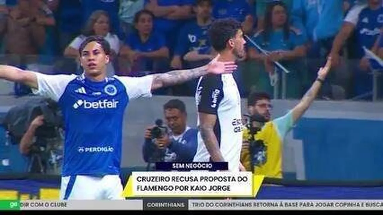 Arrascaeta e De La Cruz treinando pelo Flamengo no CT Ninho do Urubu antes da Libertadores