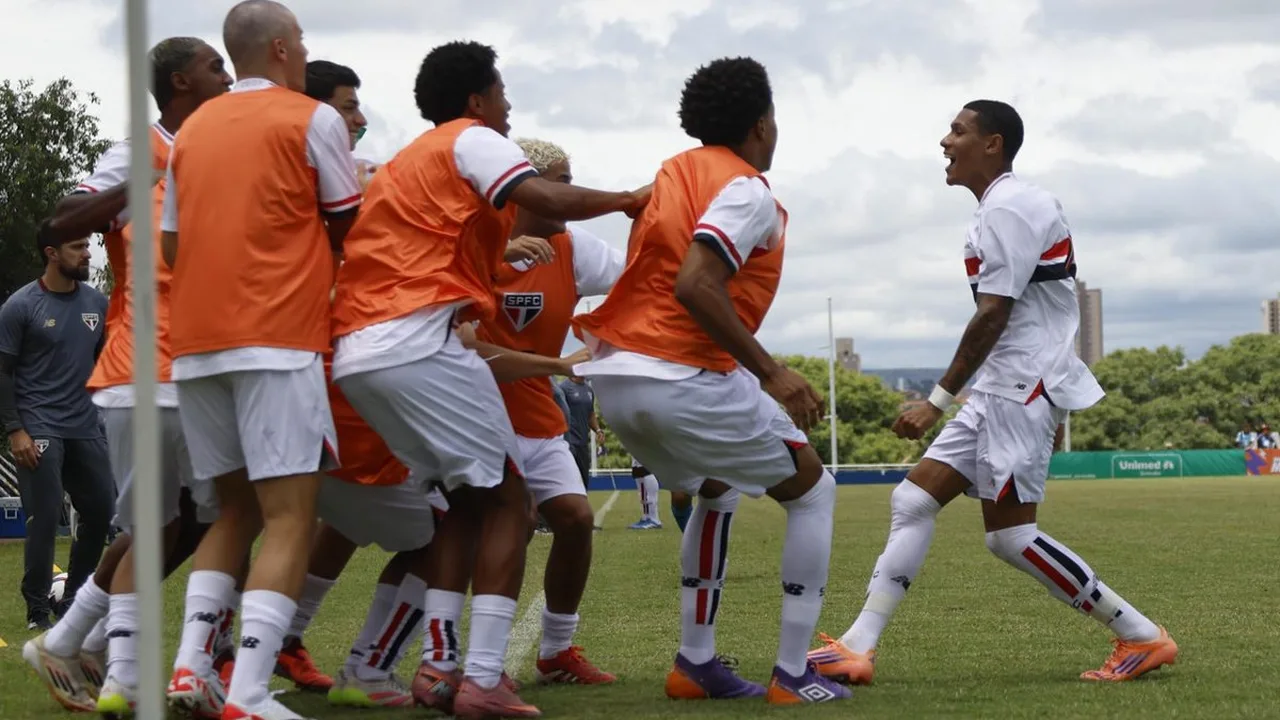 Goleiro Carlos Coronel com uniforme do São Paulo no Estádio El Campín em Bogotá pela Sul-Americana