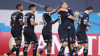 Arthur Cabral erra gol aberto, mas Botafogo atropela Petrolero e segue líder