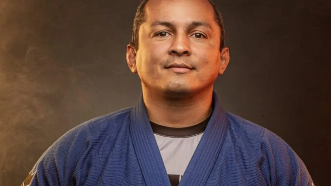 Tatame de jiu-jitsu vazio com kimonos dobrados, simbolizando queda de treinador acusado de crimes sexuais