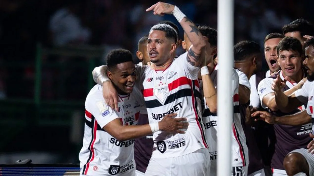 Jogadores de São Paulo e Millonarios disputam bola no Estadio Nemesio Camacho El Campín em Bogotá