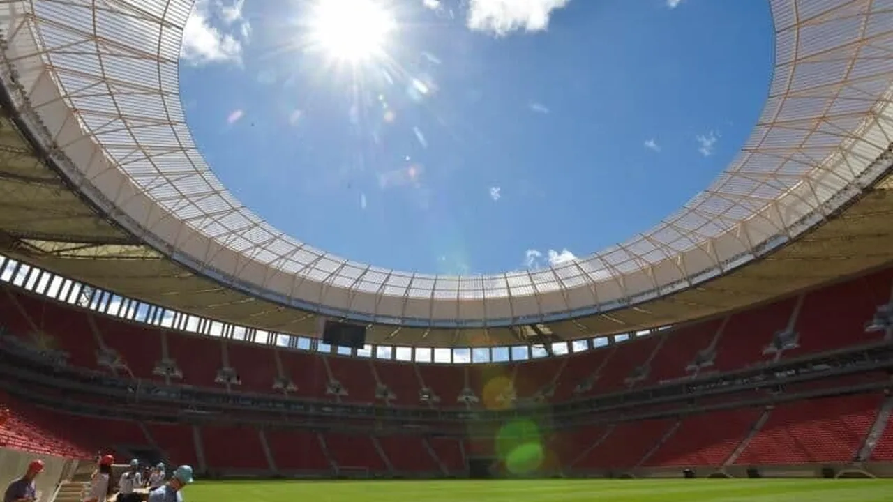 Árbitro exibindo cartão amarelo em partida da Copa do Mundo com jogadores ao redor