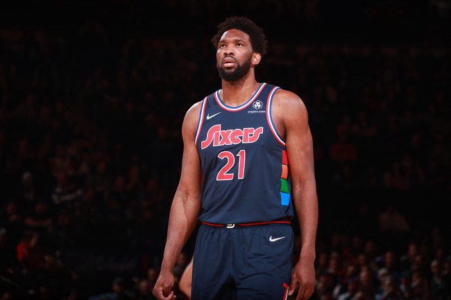 O peso do corpo no garrafão e no balanço financeiro Embiid força o Jogo 6 e mant