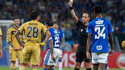 Árbitro acertou ao expulsar Bareiro, mas o Boca deu o roteiro