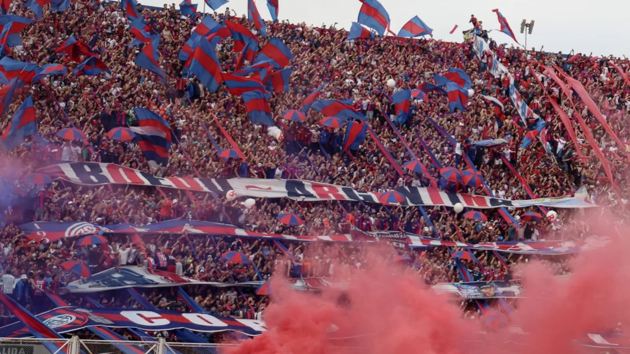 Neymar acenando para torcida do San Lorenzo no Estadio Nuevo Gasómetro em Buenos Aires
