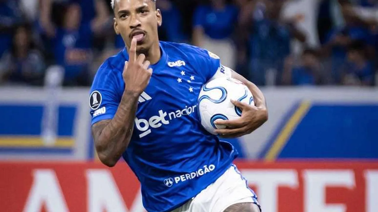 Seguranças e jogadores do Cruzeiro cercando Matheus Pereira no gramado do Mineirão após apito final