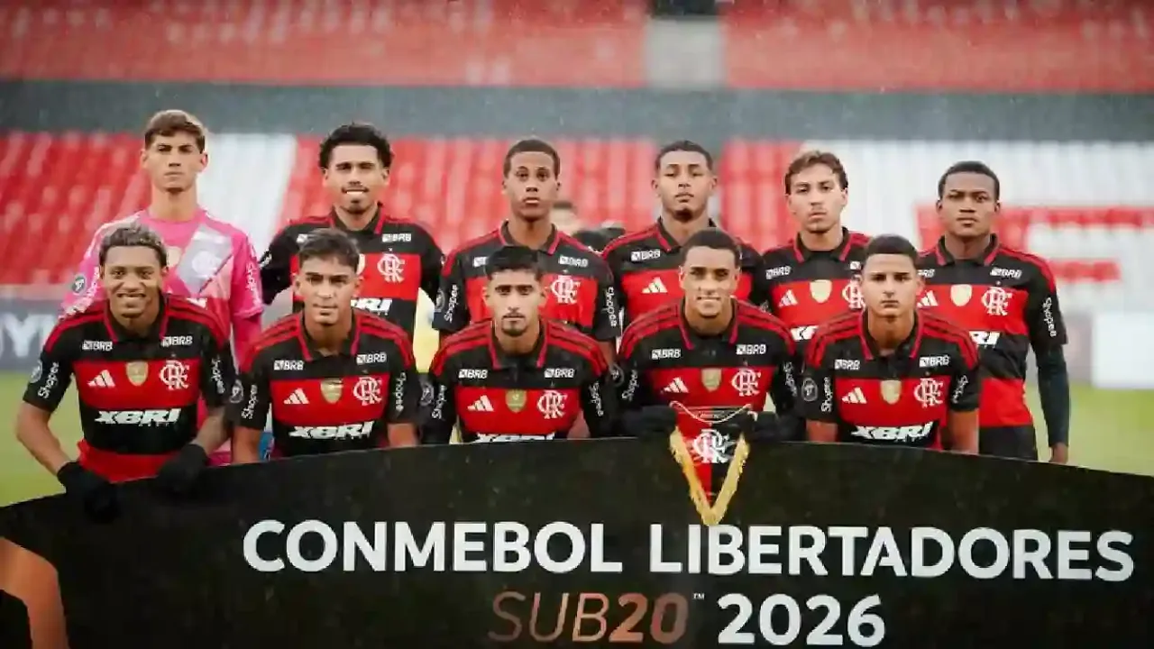Ryan Roberto com a camisa do Flamengo em campo durante partida da base, com o Maracanã ao fundo
