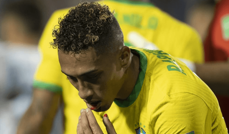O lance que dividiu o jogo ao meio Ostojich errou, Bareiro foi expulso e o