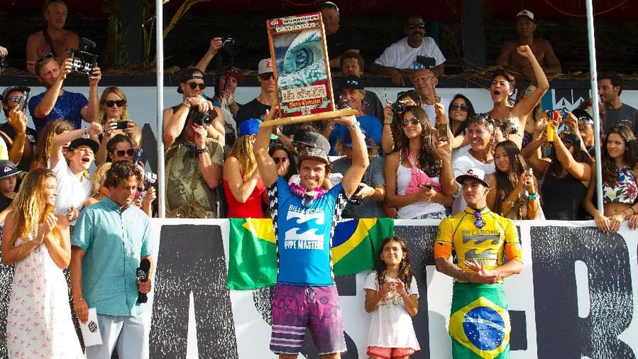 Gabriel Medina em tubo durante etapa australiana da WSL, com bandeira do Brasil no fundo