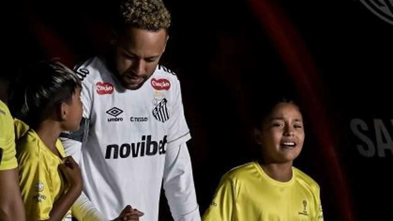 Neymar com a camisa do Santos cumprimentando torcedores argentinos no estádio do San Lorenzo em Buenos Aires