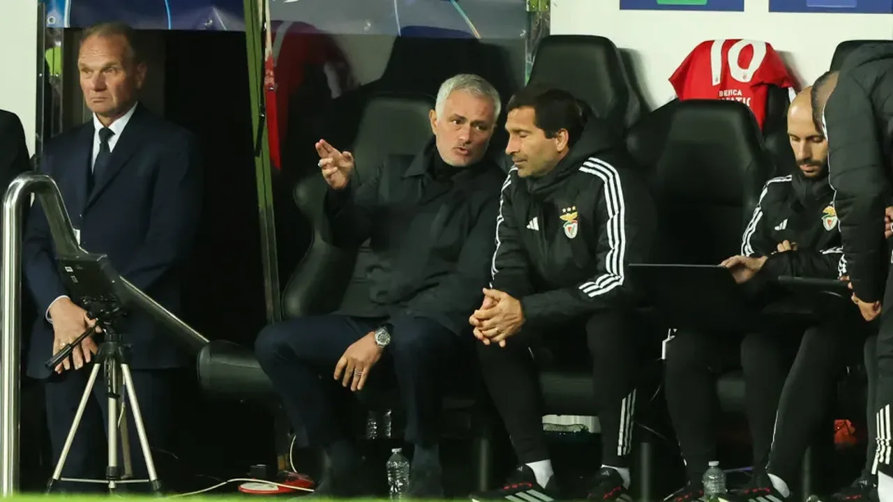 José Mourinho gesticulando à beira do campo em partida do Benfica, com olhar determinado