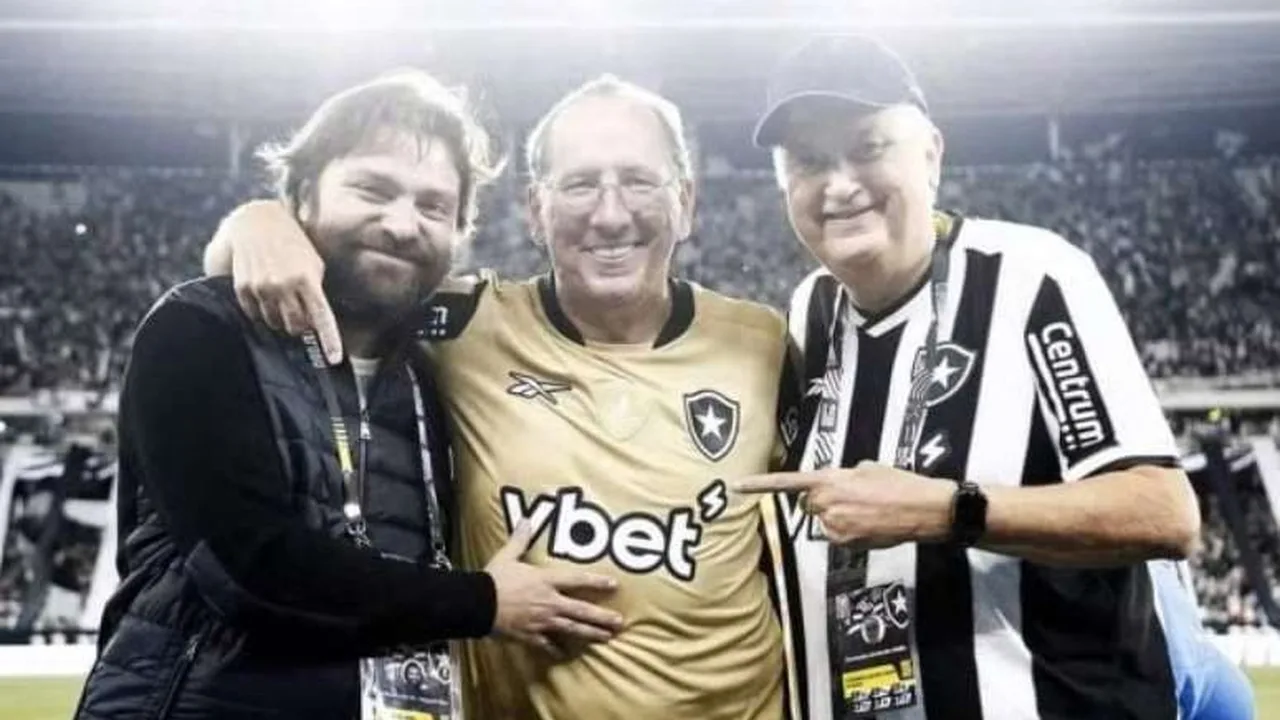 Estádio Nilton Santos com bandeiras do Botafogo em jogo do Campeonato Brasileiro
