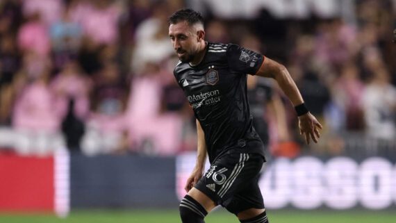 O lance que parou o jogo para quem assistia Herrera pediu para Neymar não repeti