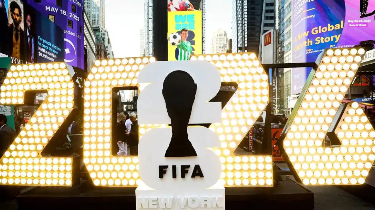 Troféu da Copa do Mundo dourado sobre mesa com notas de dólar ao fundo, simbolizando a premiação recorde da Fifa