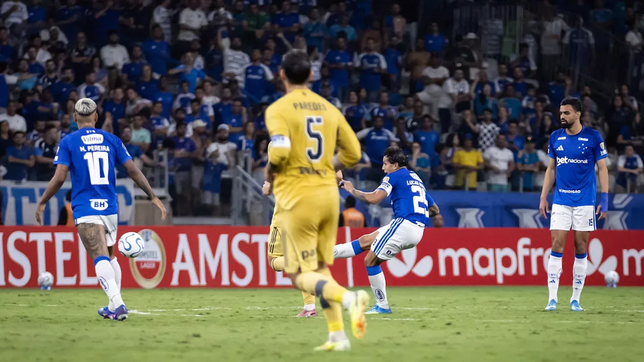 Jogadores de Boca Juniors e Cruzeiro em confusão no campo do Mineirão após partida da Libertadores