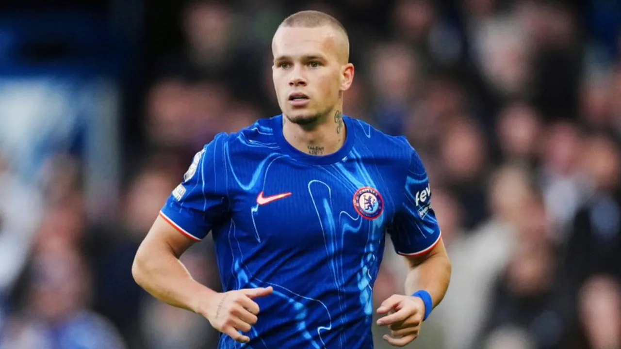 Mykhailo Mudryk com a camisa do Chelsea em partida da Premier League em Stamford Bridge