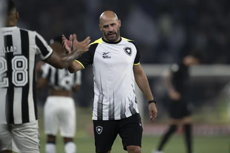 Um modelo de jogo que não negocia identidade Franclim quer volume e gols — o Bot