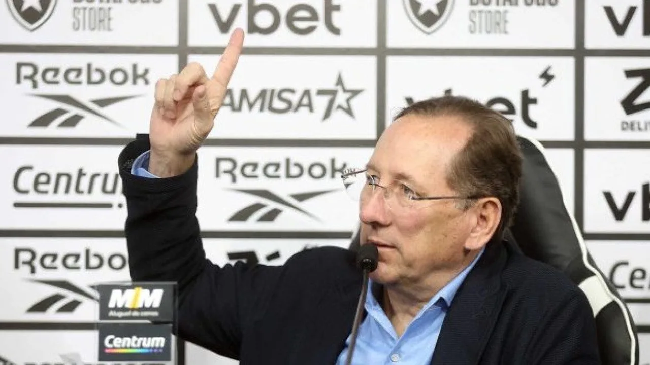 Estádio Nilton Santos vazio com escudo do Botafogo em destaque, simbolizando crise de governança na SAF