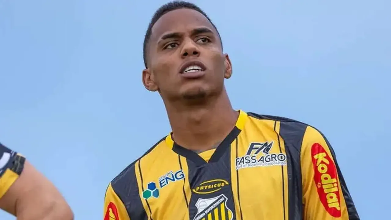 Atacante Malcom com a camisa do Corinthians durante treino no CT Joaquim Grava em São Paulo