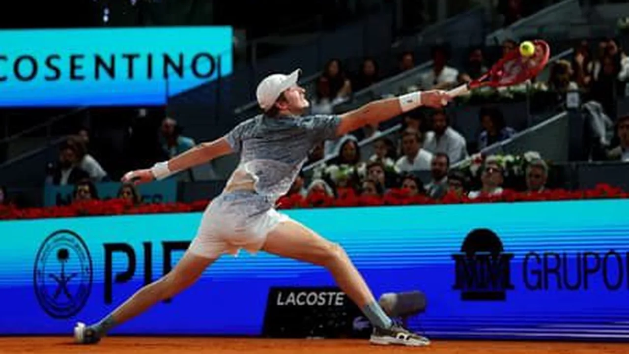 João Fonseca em quadra de saibro durante o Masters 1000 de Madri, com raquete em posição de backhand