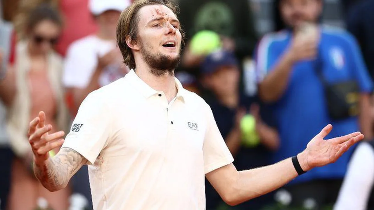 João Fonseca em quadra de saibro durante o Madrid Open, com raquete levantada após ponto