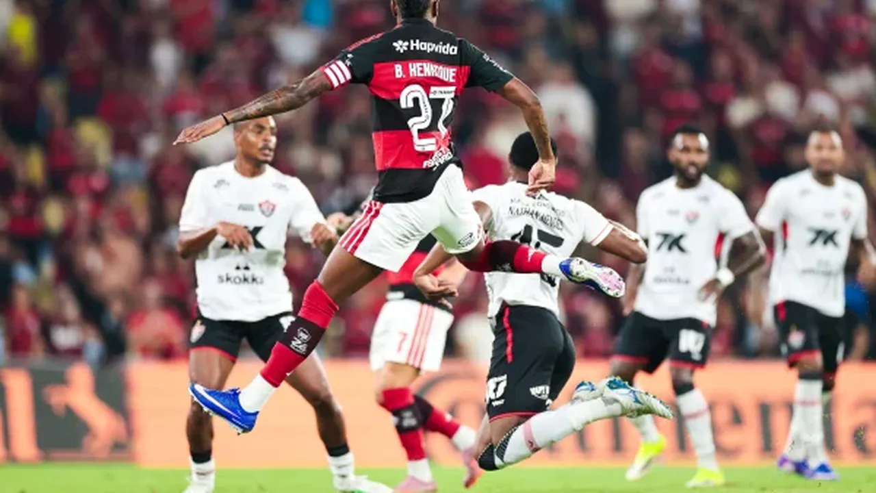 Jogadores do Flamengo e Estudiantes disputando bola no Estádio Jorge Luis Hirschi em La Plata