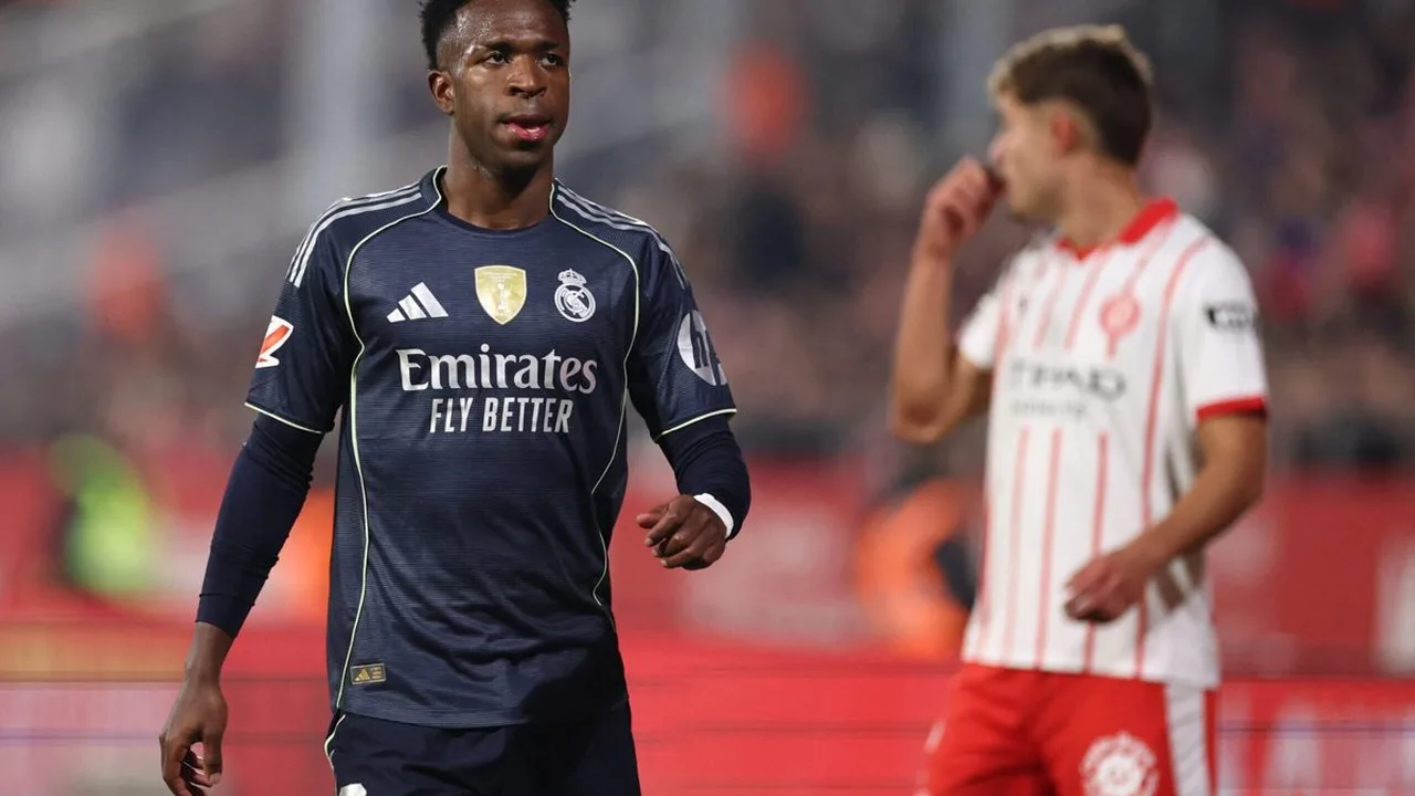 Achraf Hakimi em campo pelo PSG durante partida da Champions League, com mão na coxa direita após sentir lesão muscular