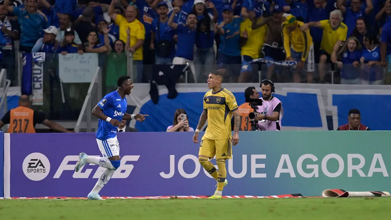 Jogadores do Cruzeiro e Boca Juniors em disputa de bola no Mineirão pela Libertadores