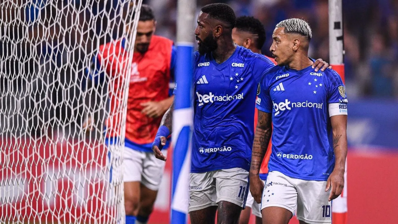 Matheus Pereira com a camisa do Cruzeiro no Mineirão durante jogo da Libertadores contra o Boca Juniors