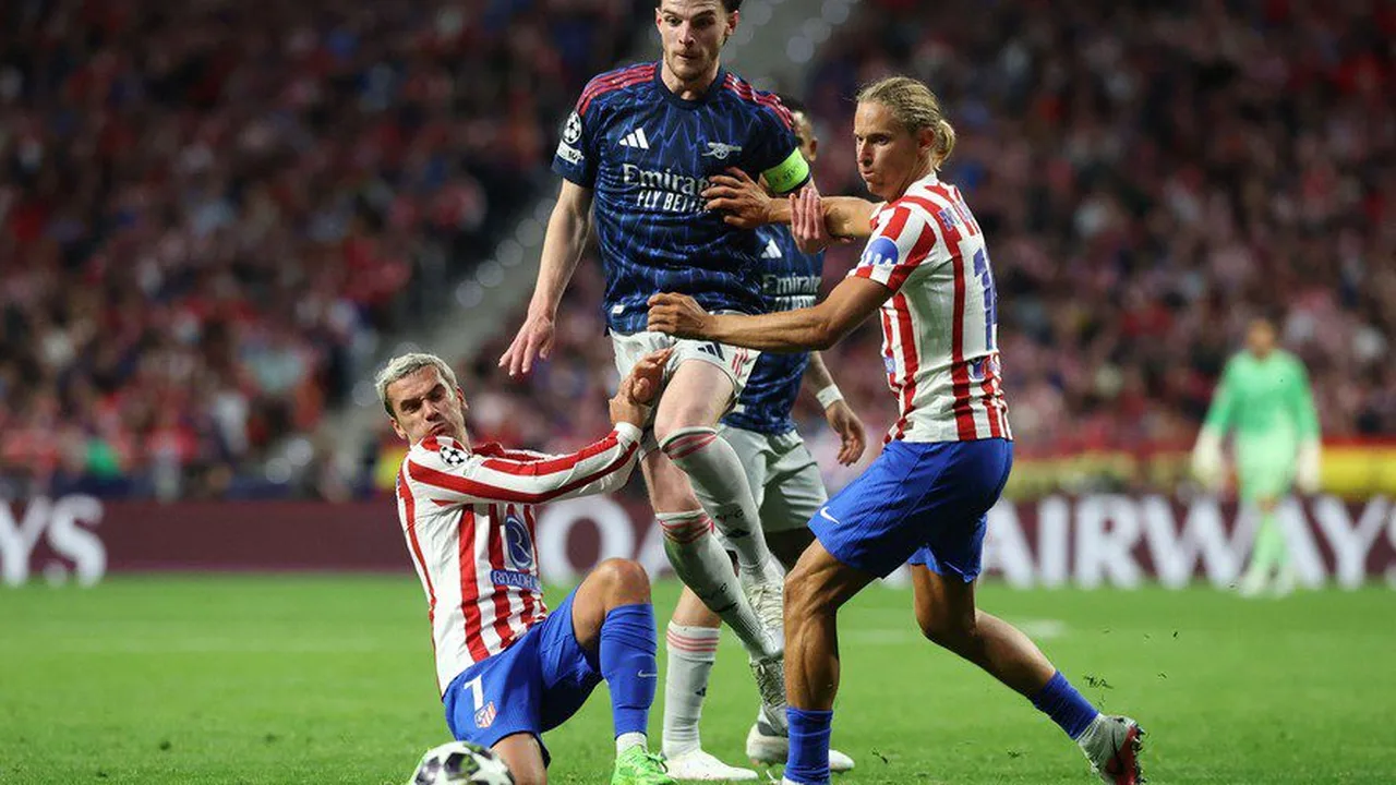 Viktor Gyökeres e Julián Álvarez durante Atlético de Madrid x Arsenal no Metropolitano, semifinal da Champions League