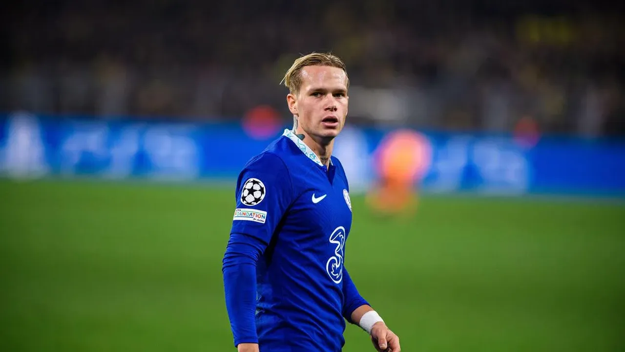 Mykhailo Mudryk com a camisa do Chelsea em campo durante partida da Premier League
